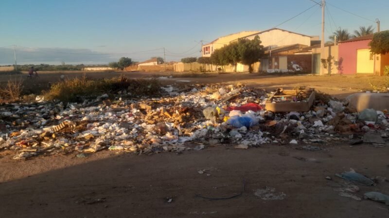 Lixo acumulado preocupa moradores do Bairro COAHB