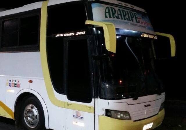 Suspensão de ônibus deixa universitários de Ouricuri sem transporte para Araripina