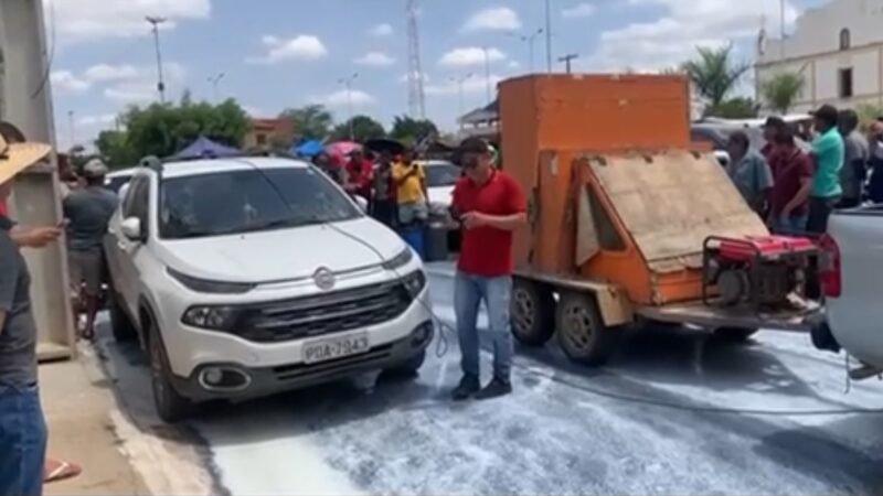 Produtores de leite de Granito protestam contra queda nos preços e aumento nos custos de produção